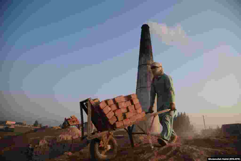 An Afghan laborer works at a brick kiln in Jalalabad. (epa-EFE/Ghulamullah Habibi)