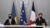 Президент України Володимир Зеленський (ліворуч) та президент Франції Емманюель Макрон під час пресконференції за результатами своєї зустрічі в Єлисейському палаці в Парижі 16 квітня 2021 року