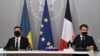 Президент Украины Владимир Зеленский (слева) и президент Франции Эмманюэль Макрон во время пресс конференции по результатам своей встречи в Елисейском дворце. Париж, 16 апреля 2021 года