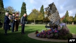 Regele Charles al III-lea la memorialul din Staffordshire, 27 octombrie 2025.