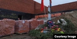 Самодельная могила Яши Степанова, восстановленная местными жителями