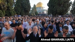 مسلمانان در حال ادای نماز عید فطر در فلسطین