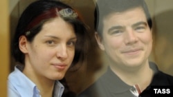 Nikita Tikhonov (right) and Yevgenia Khasis in a Moscow courtroom in May 2011.