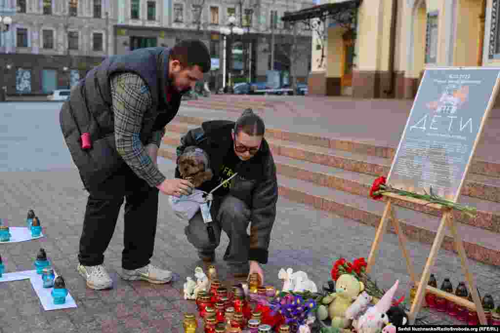 Учасники акції виклали білими літерами напис «ДЕТИ» перед театром у Києві і запалили сині та жовті лампадки