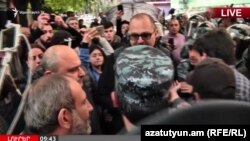 Ցուցարարները և ոստիկանները Գյուլբենկյան փողոցում, 20-ը ապրիլի, 2018թ․