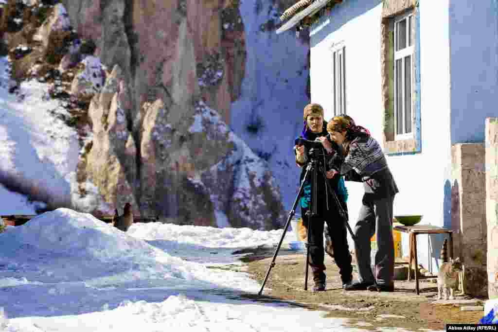 Təbiəti seyr edən kənd sakinləri.