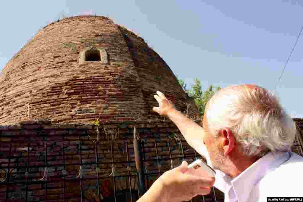 Hamam Quba şəhərinin mərkəzində Musəbəyov küçəsi ilə Ərdəbil küçəsinin kəsişməsində yerləşir və son on illiklərə qədər şəhər əhalisinin sıx istifadə etdiyi məkan olub.