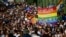 A Budapest Pride résztvevői a Szabadság hídon 2021. július 24-én