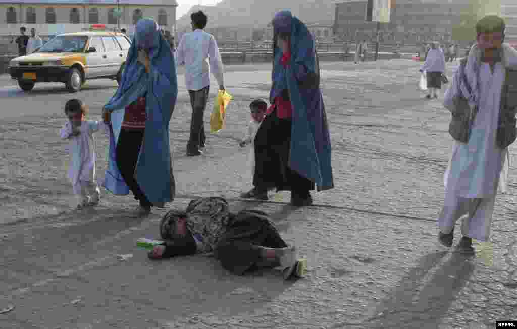Afghanistan -- An Afghan begs on a road side in Kabul Afghanistan October 4, 2009 - Afghanistan -- An Afghan begs on a road side in Kabul Afghanistan October 4, 2009