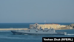 Фрегат «Адмирал Эссен» Черноморского флота РФ на выходе из Севастопольской бухты, архивное фото