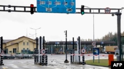 Литовський мовник LRT уточнює, що Троцкіс поїхав відвідати родичів у Білорусі, де його заарештували та засудили за звинуваченнями в шпигунстві