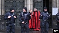 نیروهای پلیس آلمان کلیسای جامع کلن را بعد از یک هشدار حمله بازرسی کردند