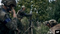Soldați ucraineni lansează oobuze în Kupiansk, localitate recent recucerită, în regiunea Harkov, Ucraina, joi, 22 septembrie 2022 