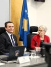 Kryeministri në detyrë i Kosovës, Albin Kurti, gjatë mbledhjes së ekzekutivit më 22 maj, kur u mor vendimi për ndarjen e parave për disa kategori.