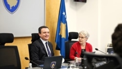 Kryeministri në detyrë i Kosovës, Albin Kurti, gjatë mbledhjes së ekzekutivit më 22 maj, kur u mor vendimi për ndarjen e parave për disa kategori.