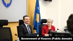 Kryeministri në detyrë i Kosovës, Albin Kurti, gjatë mbledhjes së ekzekutivit më 22 maj, kur u mor vendimi për ndarjen e parave për disa kategori.