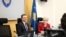Kryeministri në detyrë i Kosovës, Albin Kurti, gjatë mbledhjes së ekzekutivit më 22 maj, kur u mor vendimi për ndarjen e parave për disa kategori.