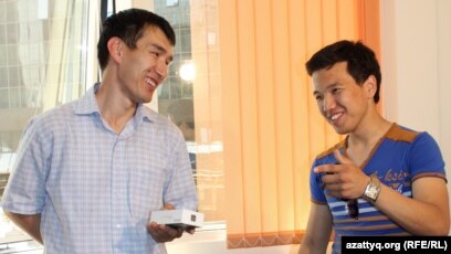 Киноның порно шеберлері Әлемдік блогты кеуделер құтқарады