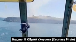 Гелікоптер Мі-24 здійснює атаку по російських військах, поки десант підходить до острова на Мі-8
