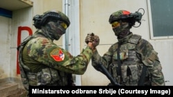 Përshëndetja mes dy ushtarëve gjatë stërvitjeve të përbashkëta të njësive speciale të ushtrive të Serbisë dhe Kinës.