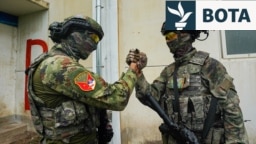 Përshëndetja mes dy ushtarëve gjatë stërvitjeve të përbashkëta të njësive speciale të ushtrive të Serbisë dhe Kinës.