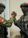 Pozdrav dva vojnika sa zajedničke vojne vježbe specijalnih jedinica vojski Srbije i Kine