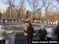 Участники «молчаливого» митинга в защиту животных сформировали кольцо вокруг памятника Махатме Ганди. Алматы, 21 ноября 2020 года.