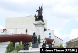 Statuia lui Ion C. Brătianu, premierul Independenței, a fost demolată de comuniști în 1947. Și-a reluat locul în rondul de la Universitate, în București, abia în 2018.