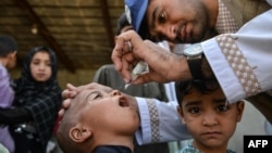 یک کارمند صحی افغان در جریان یک کمپاین واکسیناسیون فلج اطفال در قندهار(آرشیف)