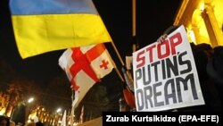 Прихильники опозиції протестують біля будівлі парламенту Грузії, Тбілісі, 25 листопада 2019 року