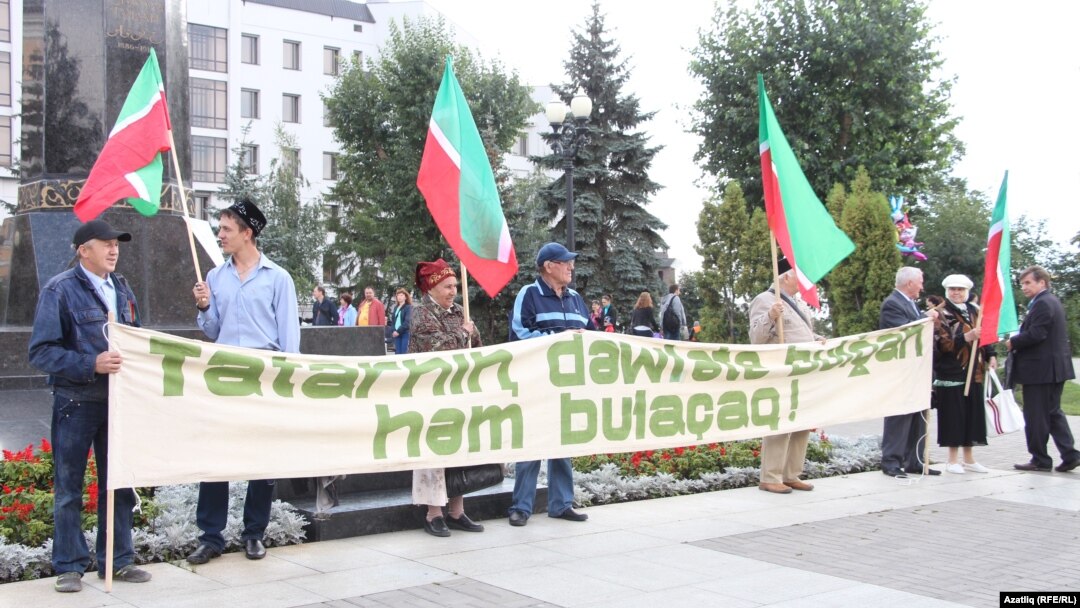 Милли хәрәкәт активистлары республика көнендә Казанда пикет уздыра