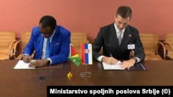 Ministar spoljnih poslova Srbije Marko Đurić i ministar spoljnih poslova i međunarodne saradnje Gvajane Hju Hilton Tod potpisuju kominike o uspostavljanju diplomatskih odnosa, 22. septembar 2024.