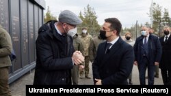 Președintele ucrainean Volodimir Zelenski si președintele Consiliului European, Charles Michel la punctul de control de la Shchastia din regiunea Lugansk, Ucraina, 2 martie 2021.