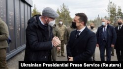 Președintele ucrainean Volodimir Zelenski si președintele Consiliului European, Charles Michel la punctul de control de la Shchastia din regiunea Lugansk, Ucraina, 2 martie 2021. 