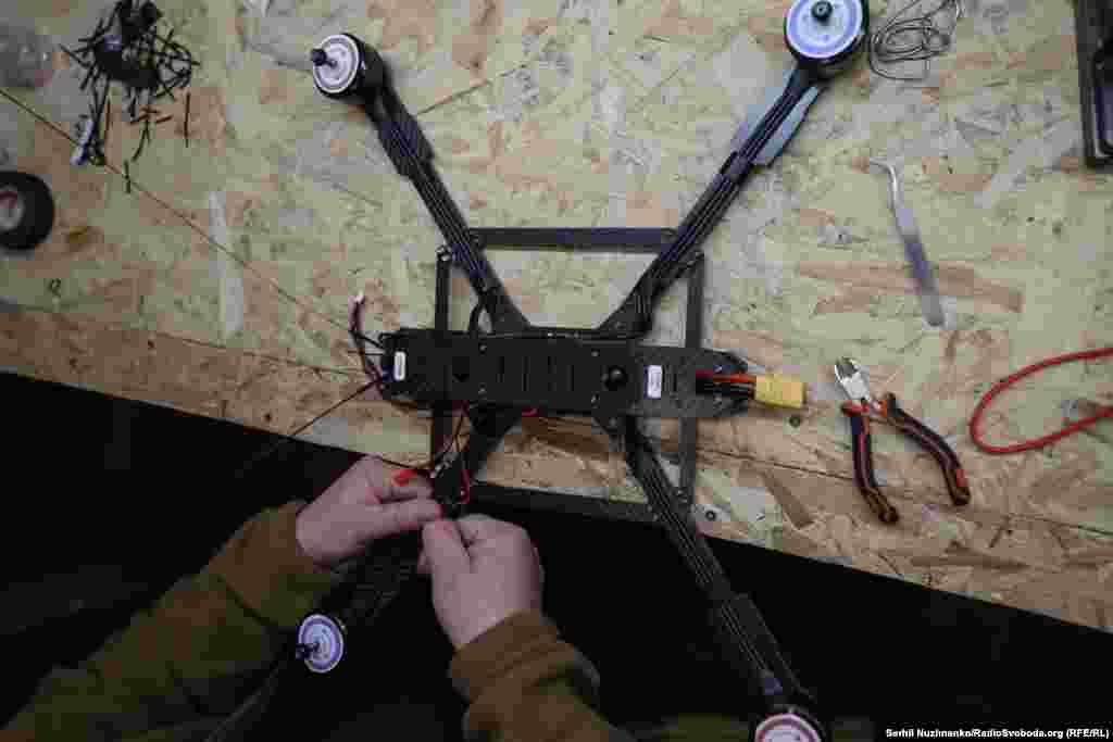 Військові не лише ремонтують техніку – вони створюють її з нуля. Самостійно збирають дрони, підбирають комплектуючі, тестують і вдосконалюють кожну деталь. Частину необхідних елементів виготовляють на місці за допомогою 3D-принтерів. Це значно пришвидшує процес і зменшує залежність від зовнішніх поставок