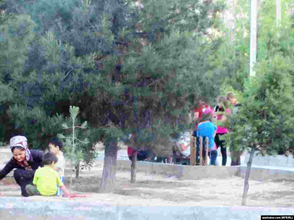 Ikindinara aşgabatlylar gezelenje &ccedil;yk&yacute;ar