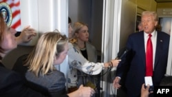 Donald Trump vorbește presei la bordul avionului Air Force One, în timp ce se întoarce în Statele Unite, pe 30 octombrie 2025.