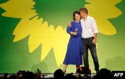 Annalena Baerbock és Robert Habeck, a német Zöldek társvezérei egy választási partin. A fiatalok inkább rájuk és az üzletbarát FPD-re (szabad demokratákra) szavaztak