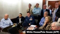 Camera de control din timpul operațiunii de asasinare a lui Osama bin Laden, 1 mai 2011. Prezenți sunt Joe Biden și Barack Obama, precum și Secretarul de Apărare Robert Gates și Secretarul de Stat Hillary Clinton.