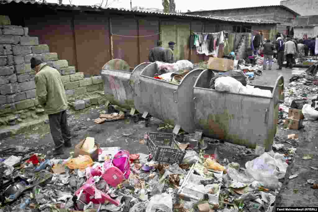 Because the end of the market is actual rubbish dump not many people come this way. That is why often traders try finding spots closer to the center. Because this is not most popular location, a spot here costs only 1AZN (1.27USD/1.02EUR). &nbsp;