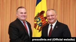 Președintele Igor Dodon cu activistul anti-LGBT, Brian S. Brown, la Chișinău