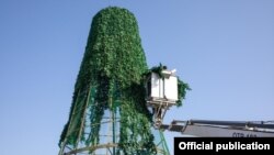 Навоий шаҳрида ёниб кетгани ўрнига тикланаётган бош арча 