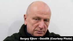Сергей Ежков - журналист и главный редактор незивисимого веб-сайта «Узметороном» . 