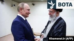 Presidenti rus Vladimir Putin (majtas) dhe udhëheqësi i ndjerë suprem i Iranit, ajatollah Ali Khamenei, gjatë takimit në Moskë më 2022.