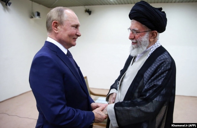 Президент Росії Володимир Путін та колишній верховний лідер Ірану аятола Алі Хаменеї в Тегерані у 2022 році. Хаменеї загинув в результаті американсько-ізраїльського авіаудару 28 лютого