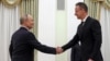 Ministrul de externe ungur Peter Szijjarto (dreapta) cu Vladimir Putin la Moscova, pe 4 martie 2026. Contactele lui cu Kremlinul provoacă mereu indignare în celelalte țări din UE. 
