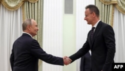 რუსეთის პრეზიდენტმა ვლადიმირ პუტინმა 4 მარტს კრემლში მიიღო უნგრეთის პრემიერ-მინისტრი პეტერ სიიარტო(მარჯვნივ)