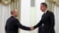 Міністр закордонних справ Угорщини Петер Сійярто (п) і президент РФ Володимир Путін, Москва, 4 березня 2026 року