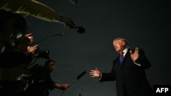 Președintele SUA, Donald Trump, le vorbește jurnaliștilor la întoarcerea sa la baza militară Joint Base Andrews, Maryland, pe 11 martie 2026, după o vizită în Kentucky și Ohio.