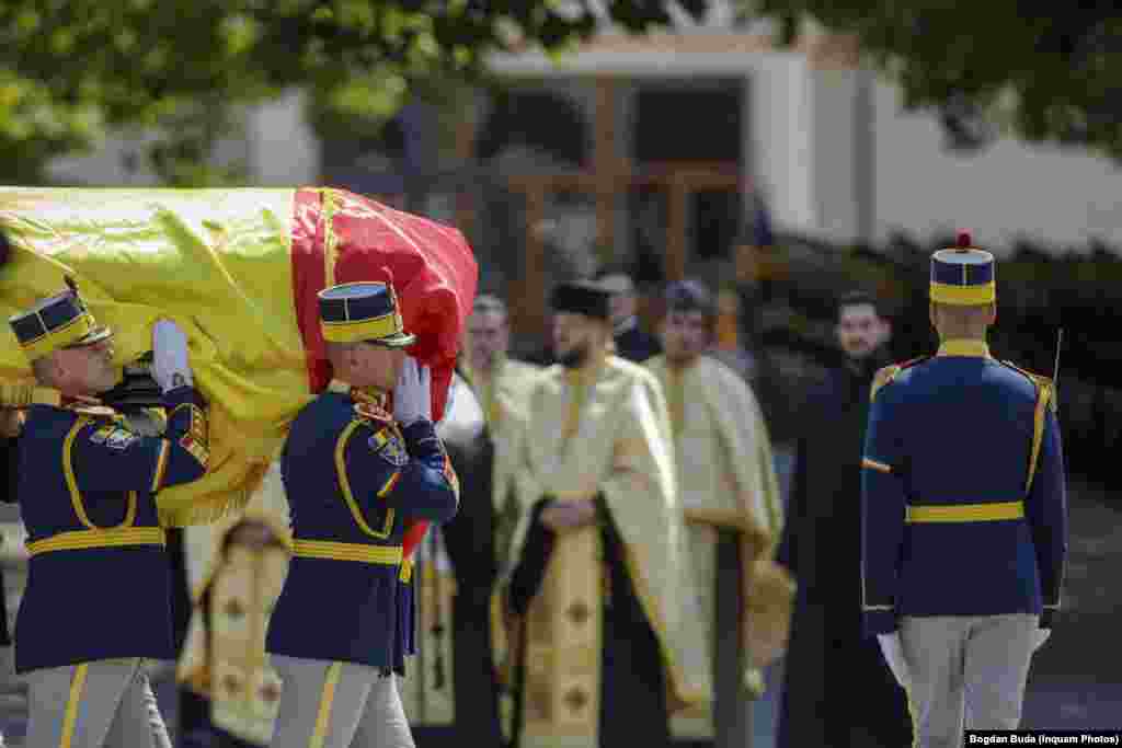 Funeraliile au fost transmise în direct la televiziuni, inclusiv cea publică, dar nu și ultima parte, care a fost o ceremonie privată.